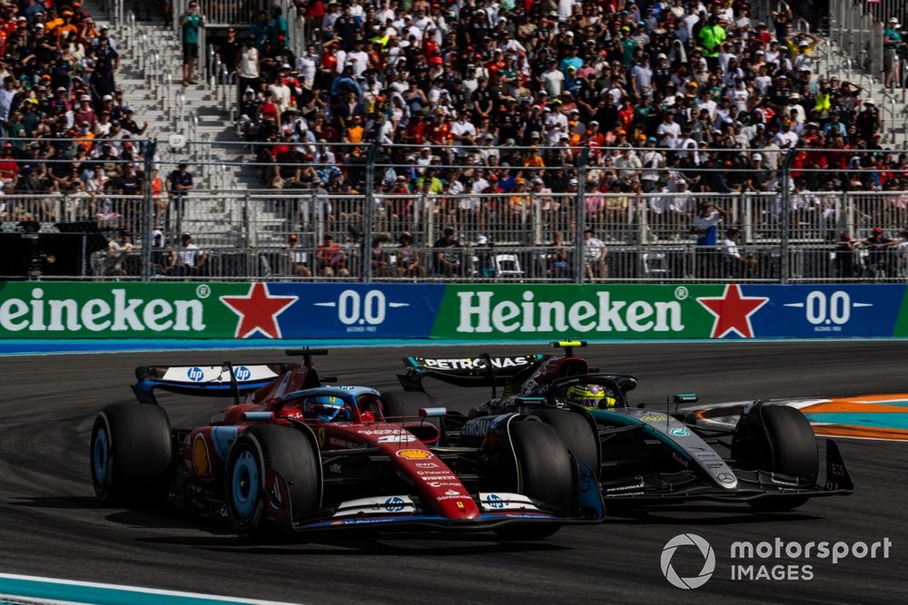 Sir Lewis Hamilton, Mercedes F1 W15, chiến đấu với Charles Leclerc, Ferrari SF-24