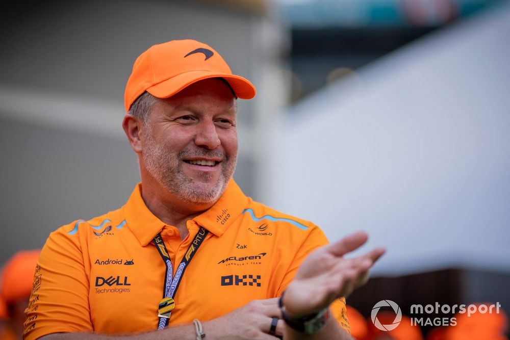 Zak Brown, CEO của McLaren Racing, ăn mừng chiến thắng cùng đội của mình