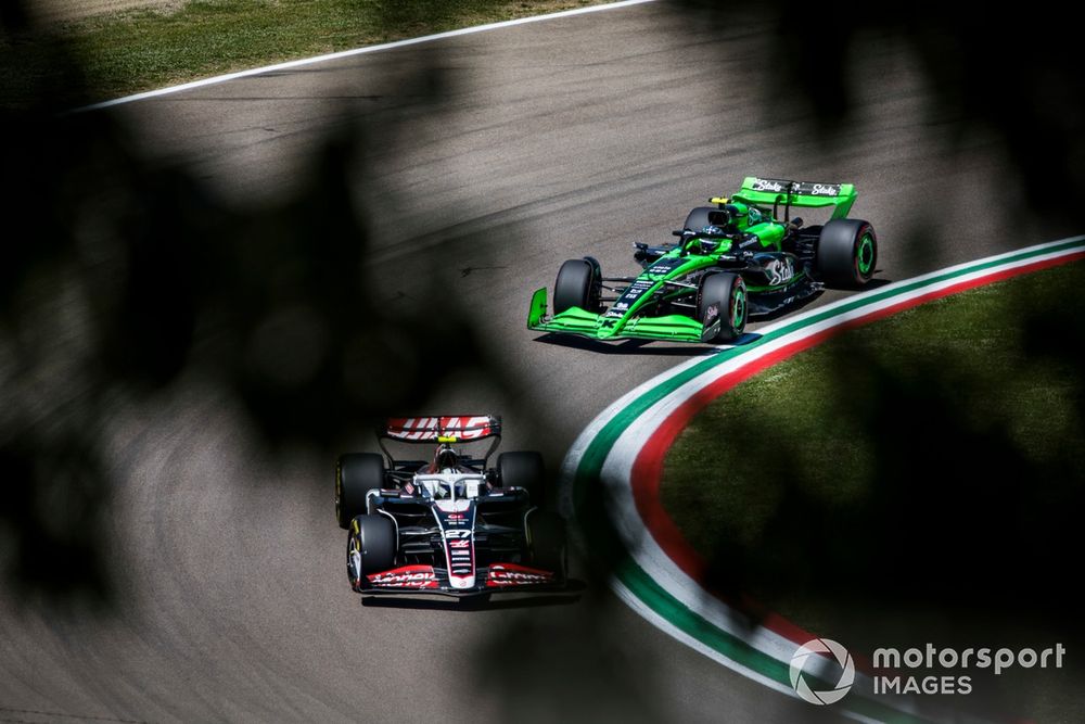 Nico Hulkenberg, Haas VF-24, dẫn đầu Zhou Guanyu, Stake F1 Team Kick Sauber C44