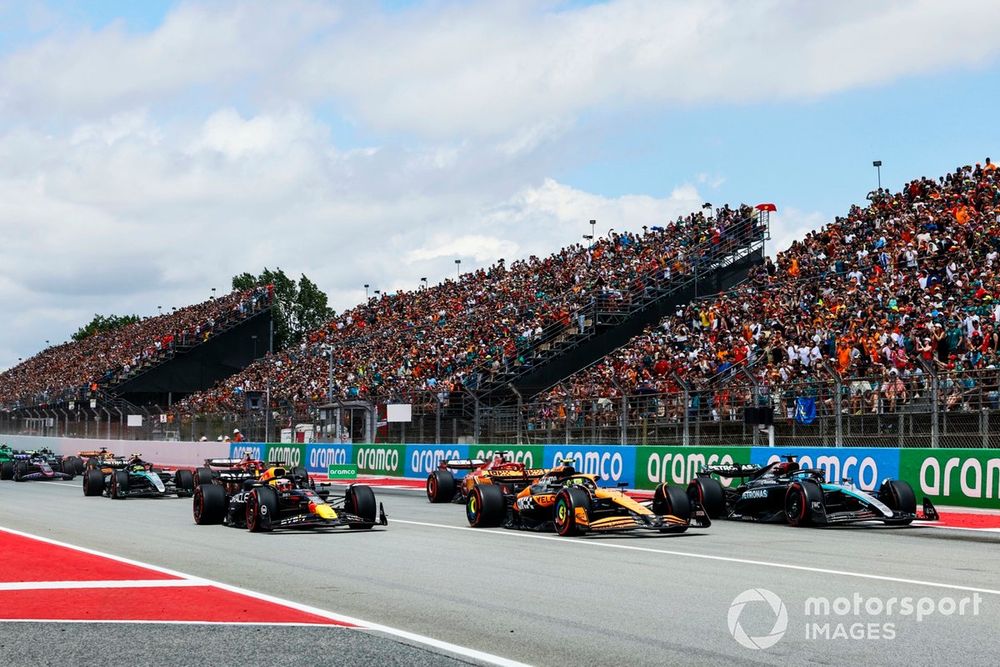 George Russell, Mercedes F1 W15, Lando Norris, McLaren MCL38, Max Verstappen, Red Bull Racing RB20, Lewis Hamilton, Mercedes F1 W15, Carlos Sainz, Ferrari SF-24, những người còn lại trong đoàn đua khi bắt đầu