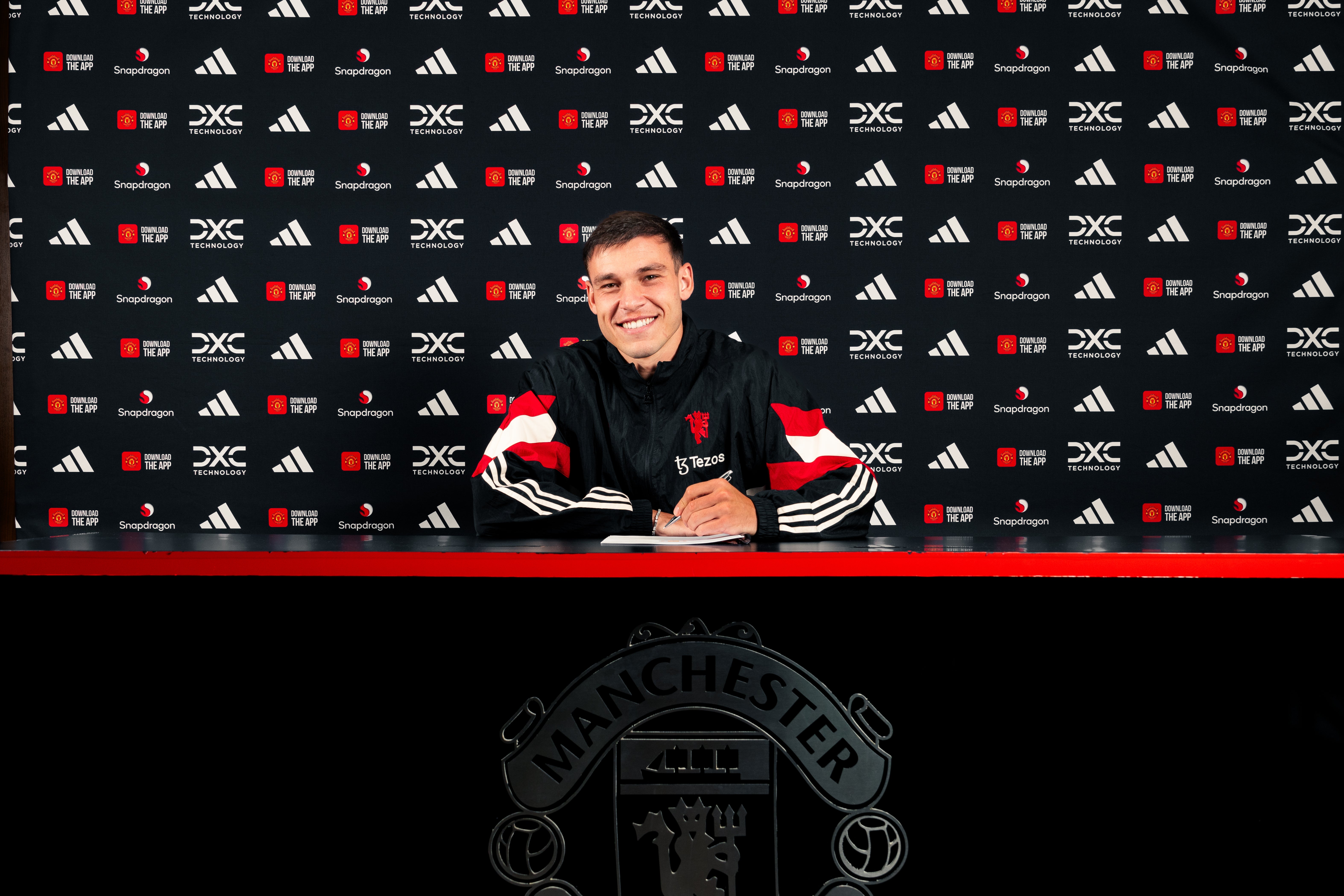 Manuel Ugarte ký hợp đồng tại Old Trafford