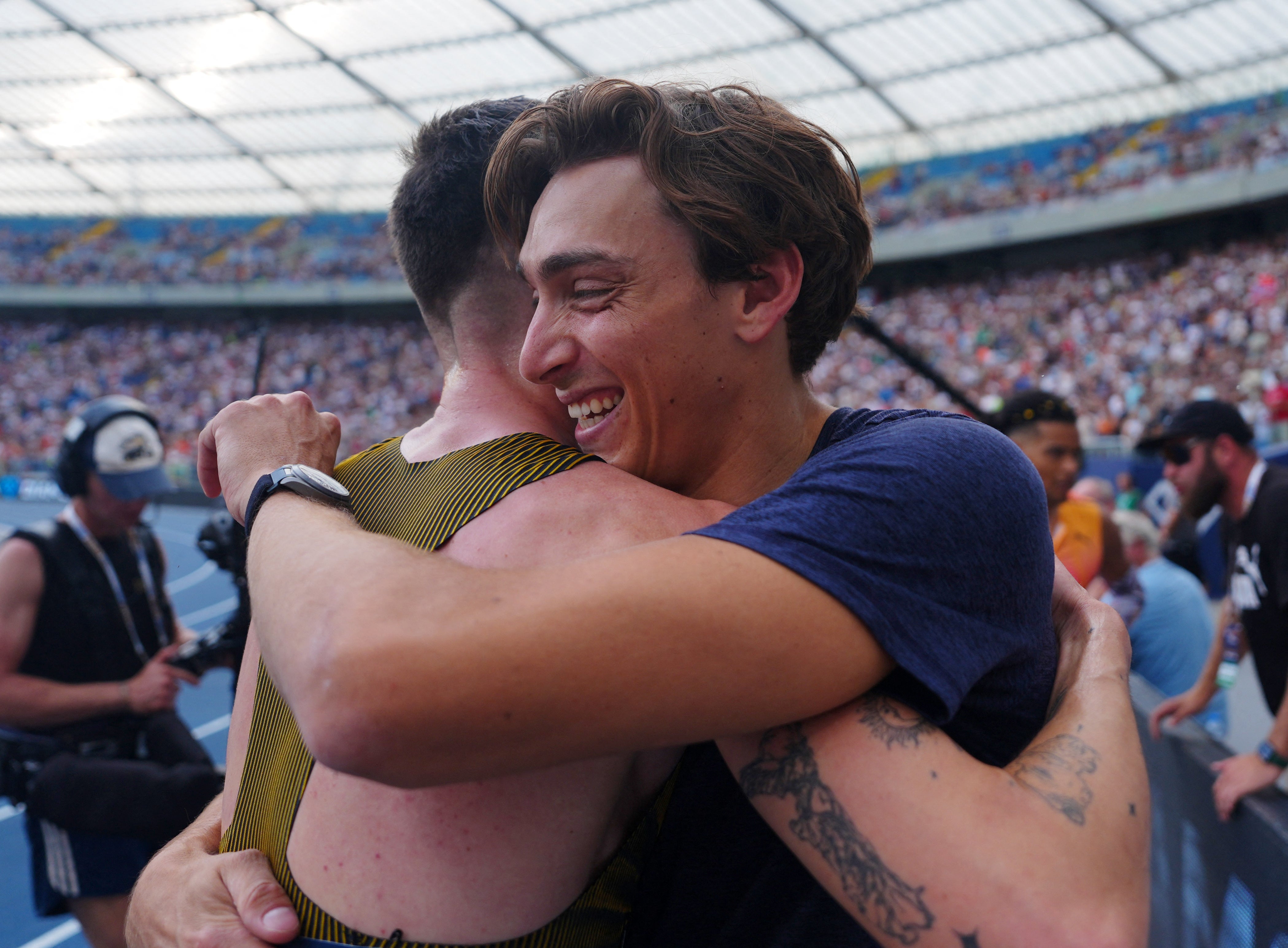 Jakob Ingebrigtsen của Na Uy ăn mừng cùng Armand Duplantis của Thụy Điển