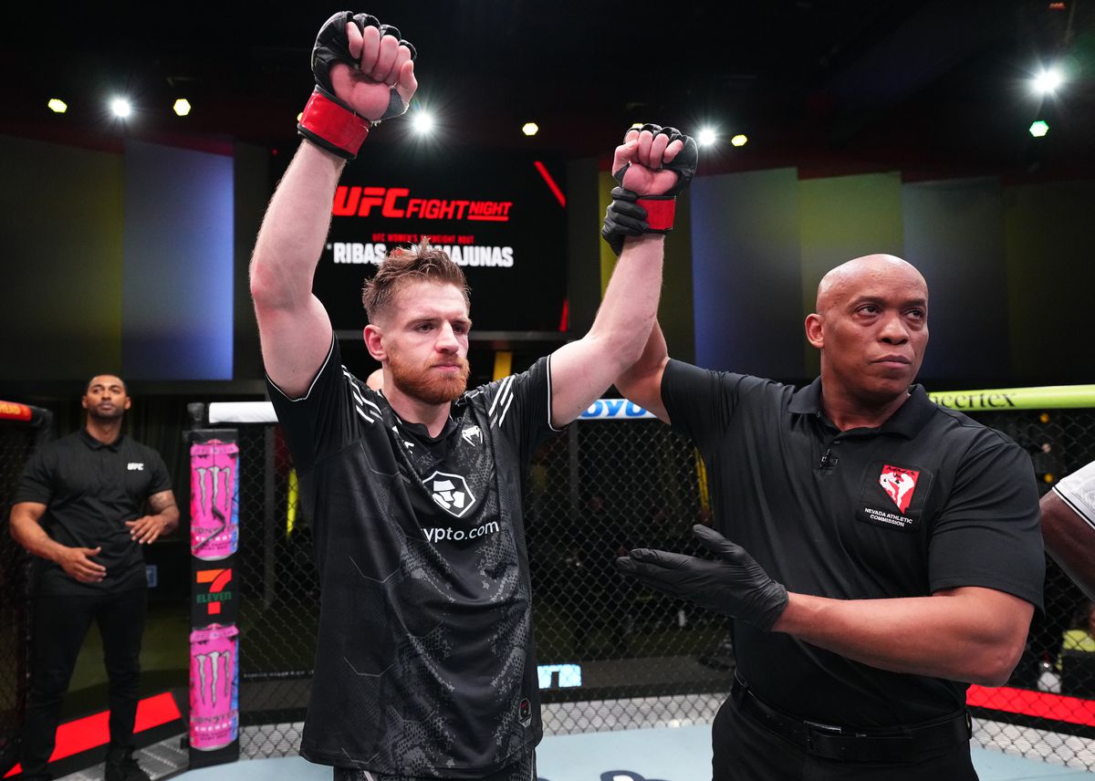 Đêm chiến đấu UFC: Shahbazyan đấu với Dobson