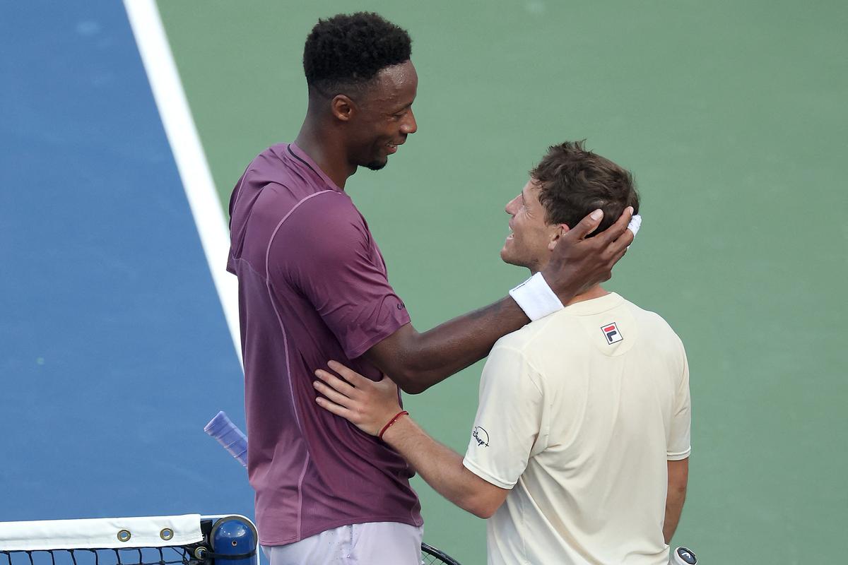 Gael Monfils nói chuyện với Diego Schwartzman sau trận đấu US Open của họ vào thứ Hai. Gael Monfils nói chuyện với Diego Schwartzman sau trận đấu US Open của họ vào thứ Hai.