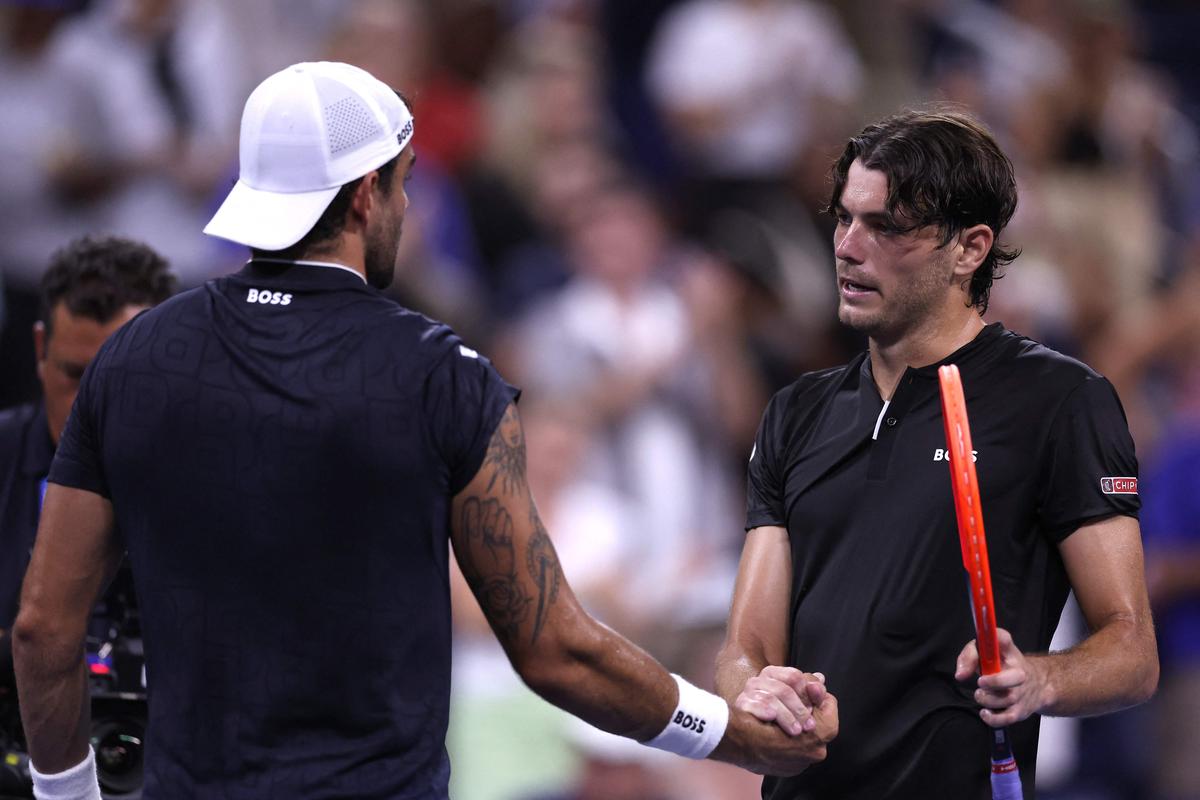 Taylor Fritz của Hoa Kỳ bắt tay Matteo Berrettini của Ý sau khi giành chiến thắng trong trận đấu đơn nam vòng 2. Taylor Fritz của Hoa Kỳ bắt tay Matteo Berrettini của Ý sau khi giành chiến thắng trong trận đấu đơn nam vòng 2.