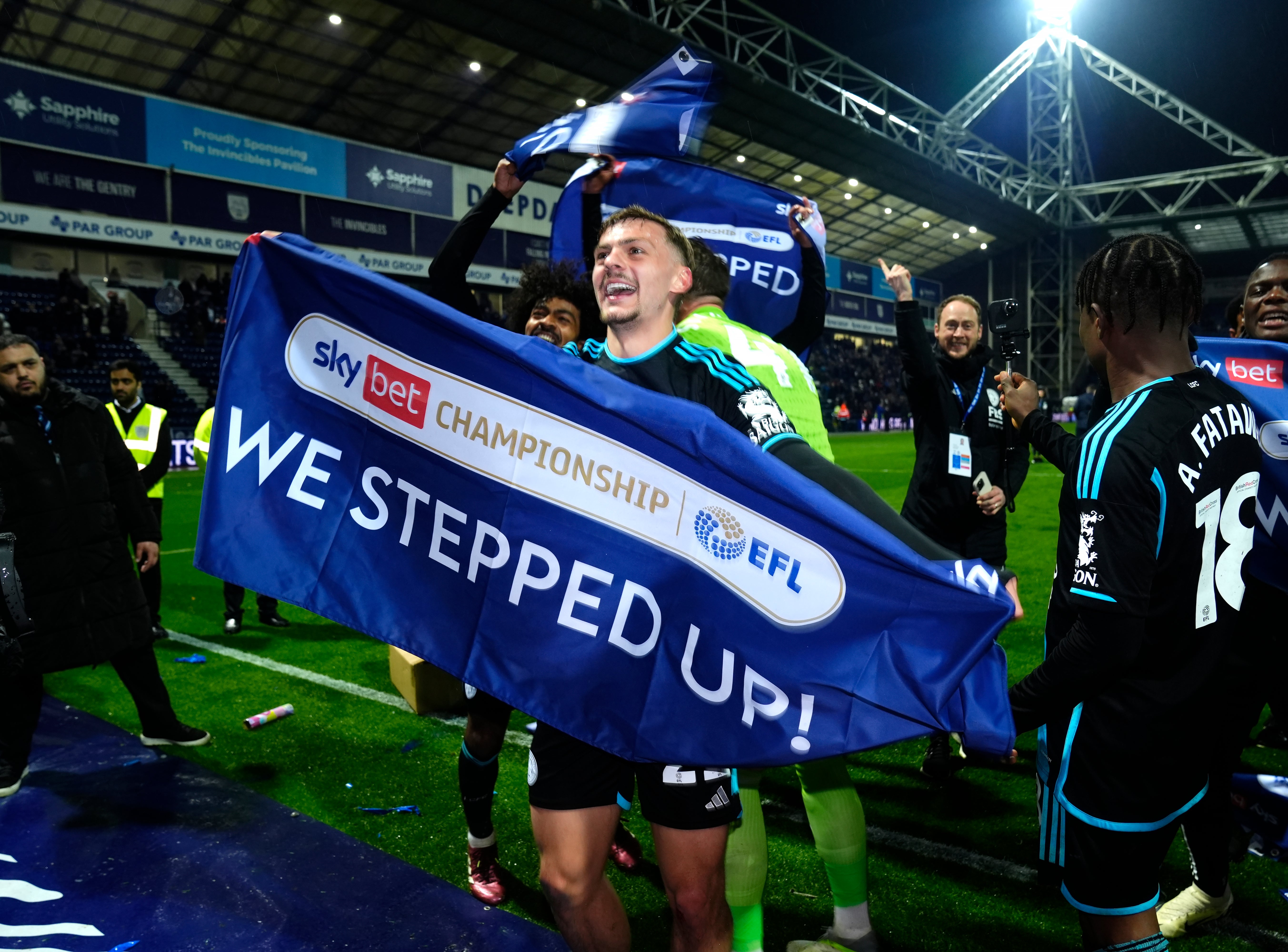 Kiernan Dewsbury-Hall của Leicester City ăn mừng chức vô địch