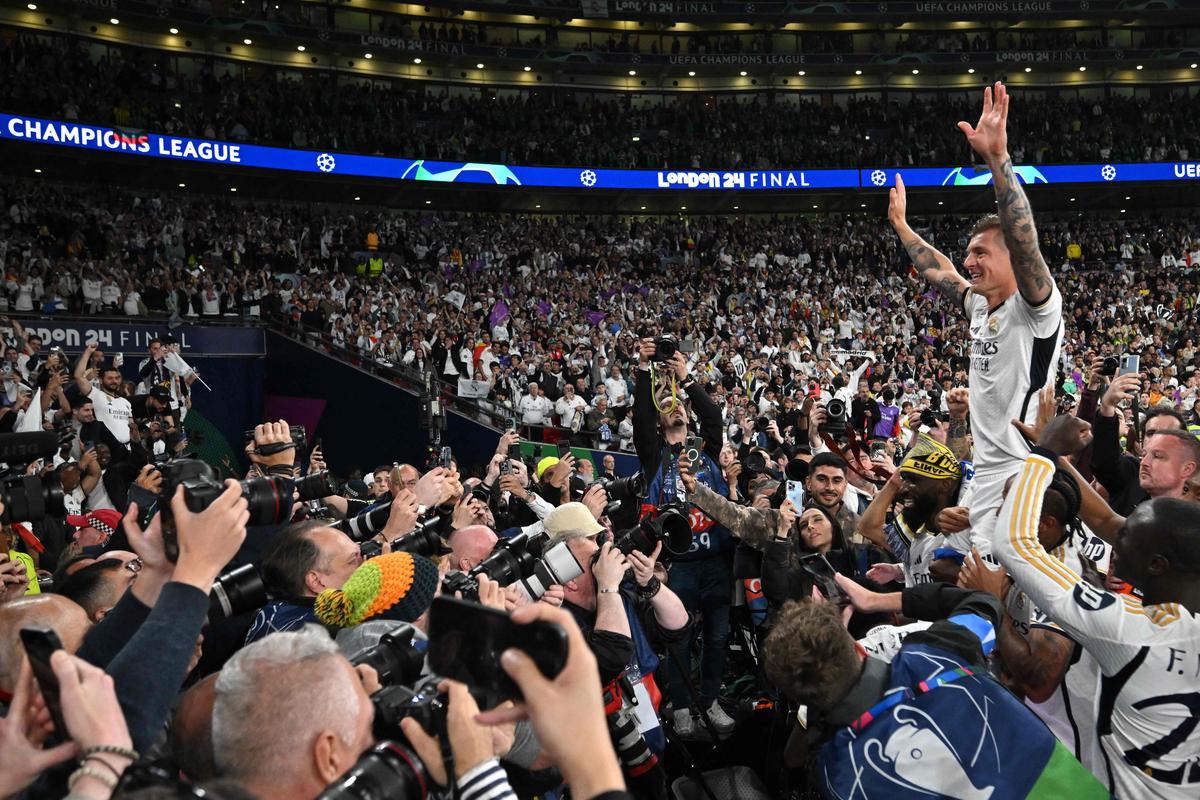 Lời chúc mừng cuối cùng: Toni Kroos, người đang thi đấu trận đấu cuối cùng trước các Madridistas, đã cùng với Luka Modric, Nacho, Carvajal và cựu cầu thủ Paco Gento trở thành những cầu thủ duy nhất trong lịch sử giành được sáu danh hiệu châu Âu. Lời chúc mừng cuối cùng: Toni Kroos, người đang thi đấu trận đấu cuối cùng trước các Madridistas, đã cùng với Luka Modric, Nacho, Carvajal và cựu cầu thủ Paco Gento trở thành những cầu thủ duy nhất trong lịch sử giành được sáu danh hiệu châu Âu.