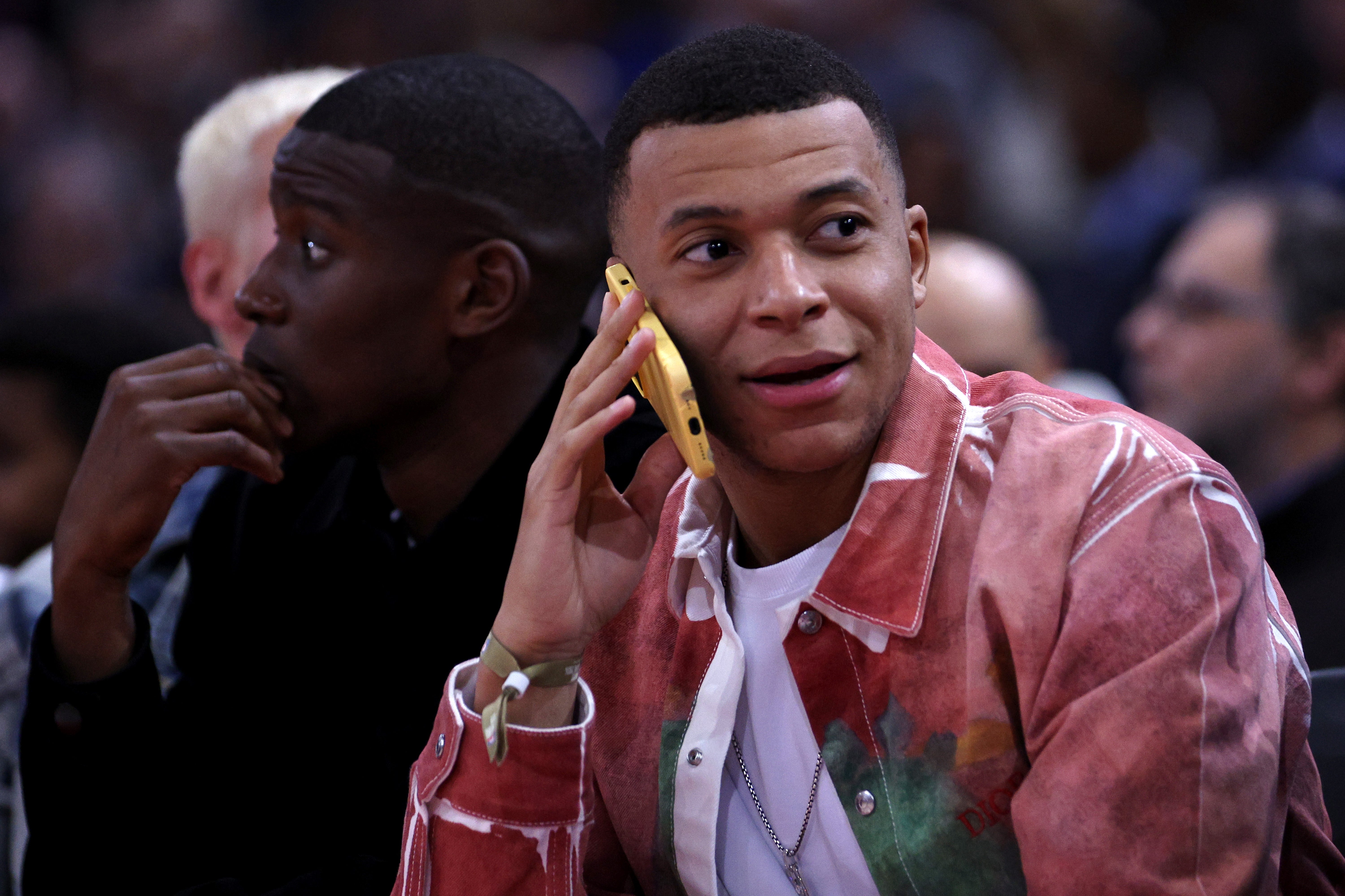 Kylian Mbappe tham dự trận đấu NBA giữa Brooklyn Nets và Cleveland Cavaliers tại Paris