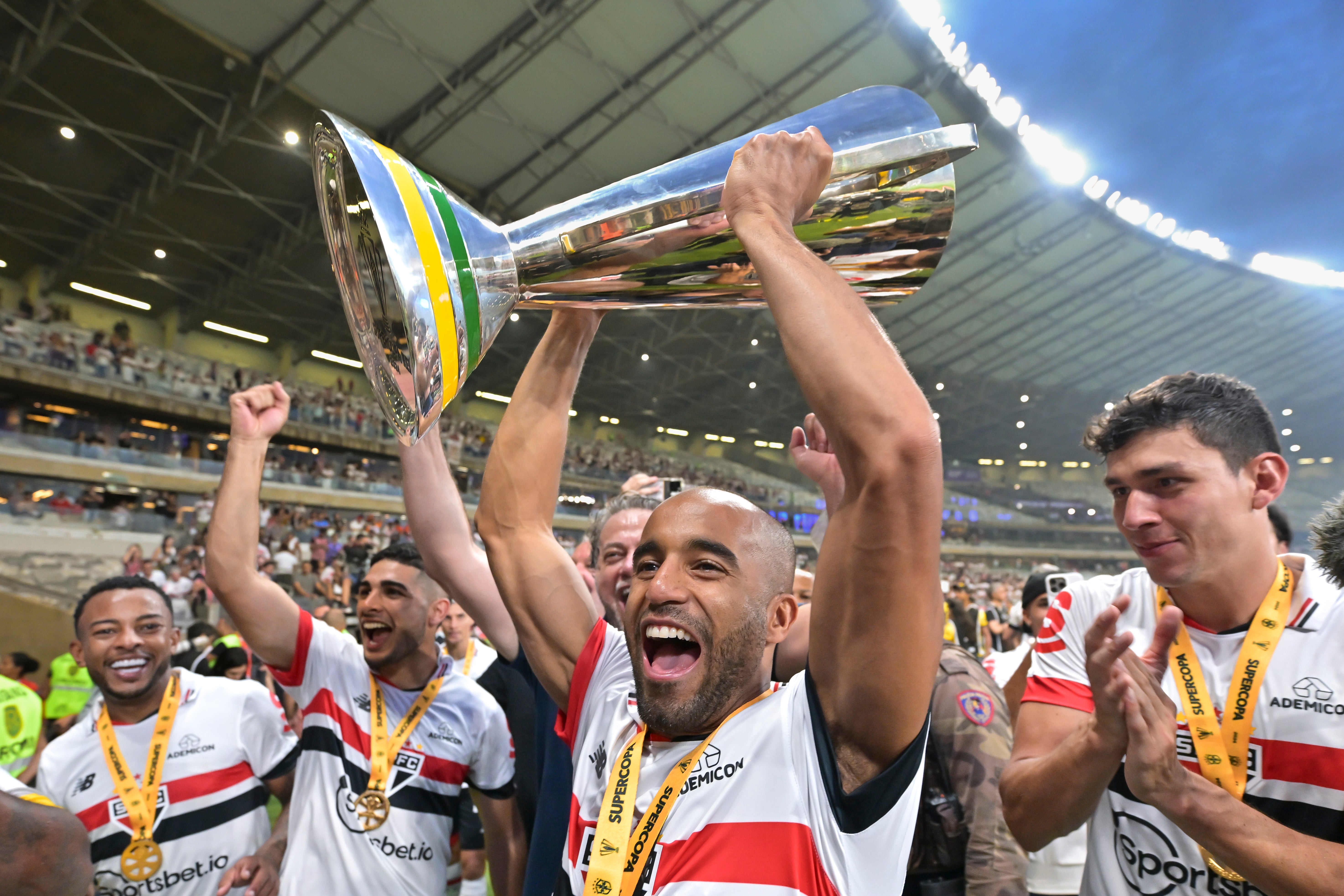 Lucas Moura ăn mừng chiến thắng Supercopa của Sao Paulo trước Palmeiras vào tháng trước