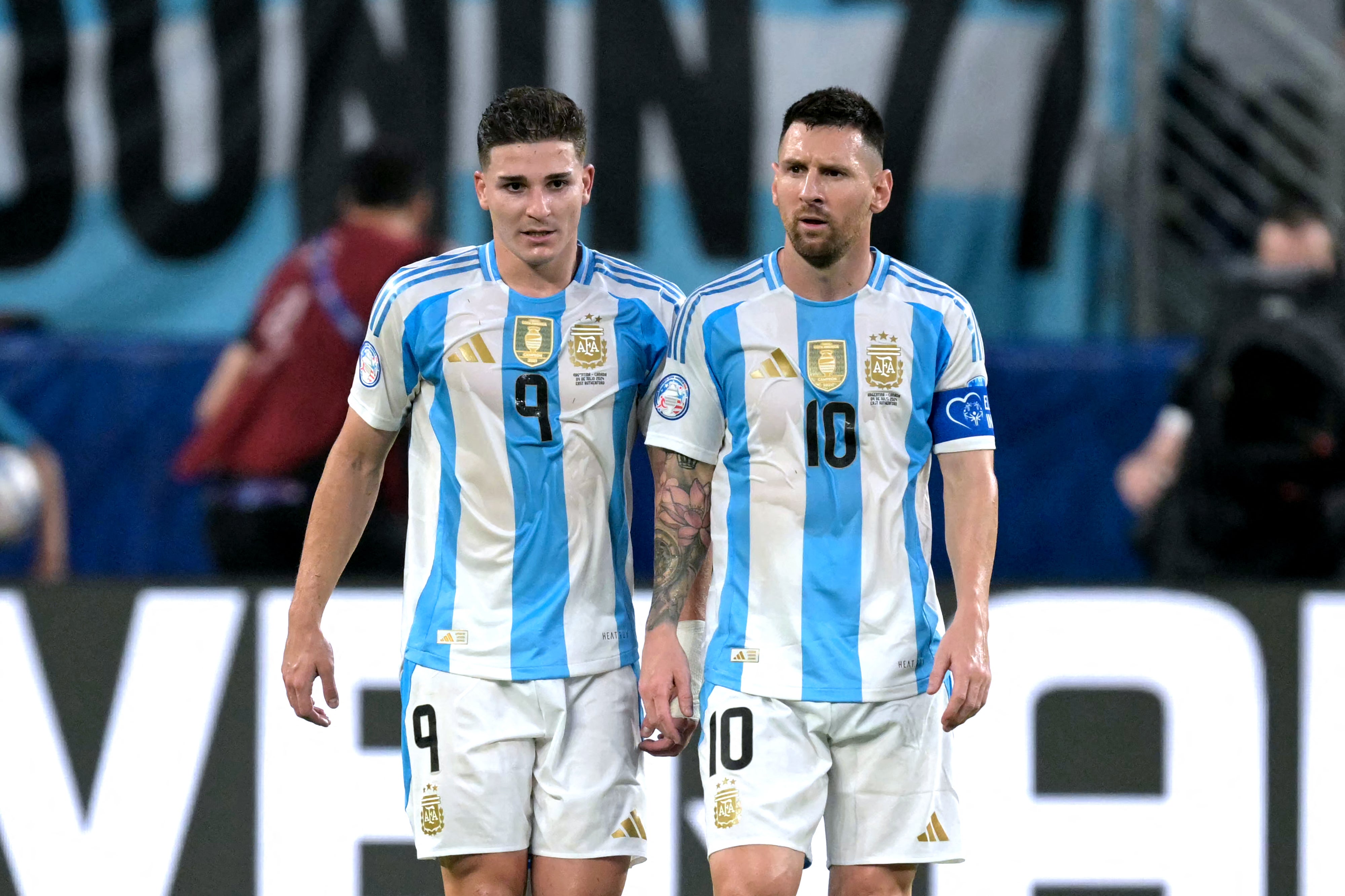 Alvarez cùng với đồng đội ở đội tuyển Argentina Lionel Messi