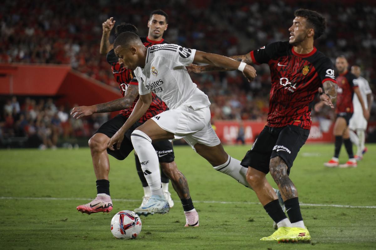 Kylian Mbappe của Real Madrid, ở giữa, đột phá qua hàng phòng ngự của Mallorca trong trận đấu La Liga của Tây Ban Nha giữa Mallorca và Real Madrid tại Sân vận động Son Moix ở Palma de Mallorca. Kylian Mbappe của Real Madrid, ở giữa, đột phá qua hàng phòng ngự của Mallorca trong trận đấu La Liga của Tây Ban Nha giữa Mallorca và Real Madrid tại Sân vận động Son Moix ở Palma de Mallorca.