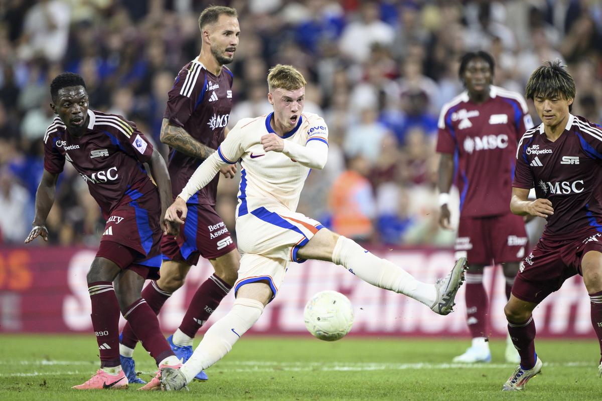 Tiền vệ Cole Palmer (C) của Chelsea tranh bóng với hậu vệ Bradley Mazikou, Steve Rouiller và Keigo Tsunemoto của Servette từ trái sang trong trận lượt về vòng play-off Europa Conference League. Tiền vệ Cole Palmer (C) của Chelsea tranh bóng với hậu vệ Bradley Mazikou, Steve Rouiller và Keigo Tsunemoto của Servette từ trái sang trong trận lượt về vòng play-off Europa Conference League.