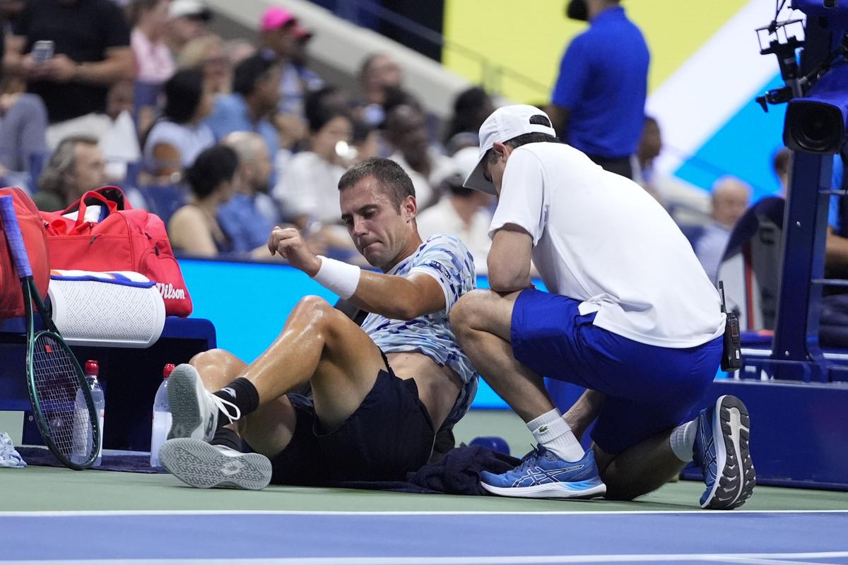 Tay vợt Laslo Djere của Serbia được kiểm tra trong trận đấu vòng 2 với Novak Djokovic. Tay vợt Laslo Djere của Serbia được kiểm tra trong trận đấu vòng 2 với Novak Djokovic.