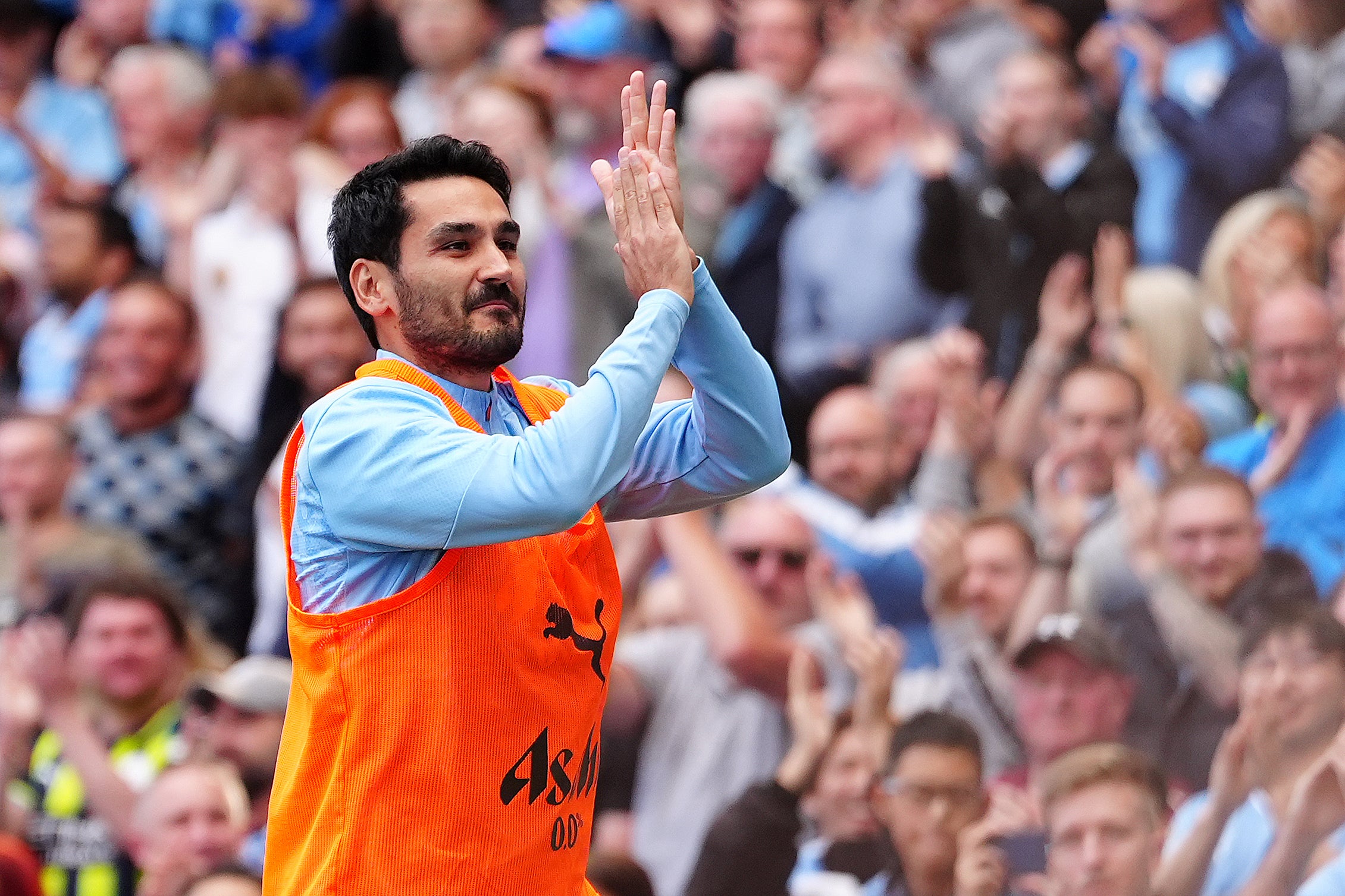 Ilkay Gundogan vỗ tay người hâm mộ khi anh khởi động trước trận ra mắt thứ hai