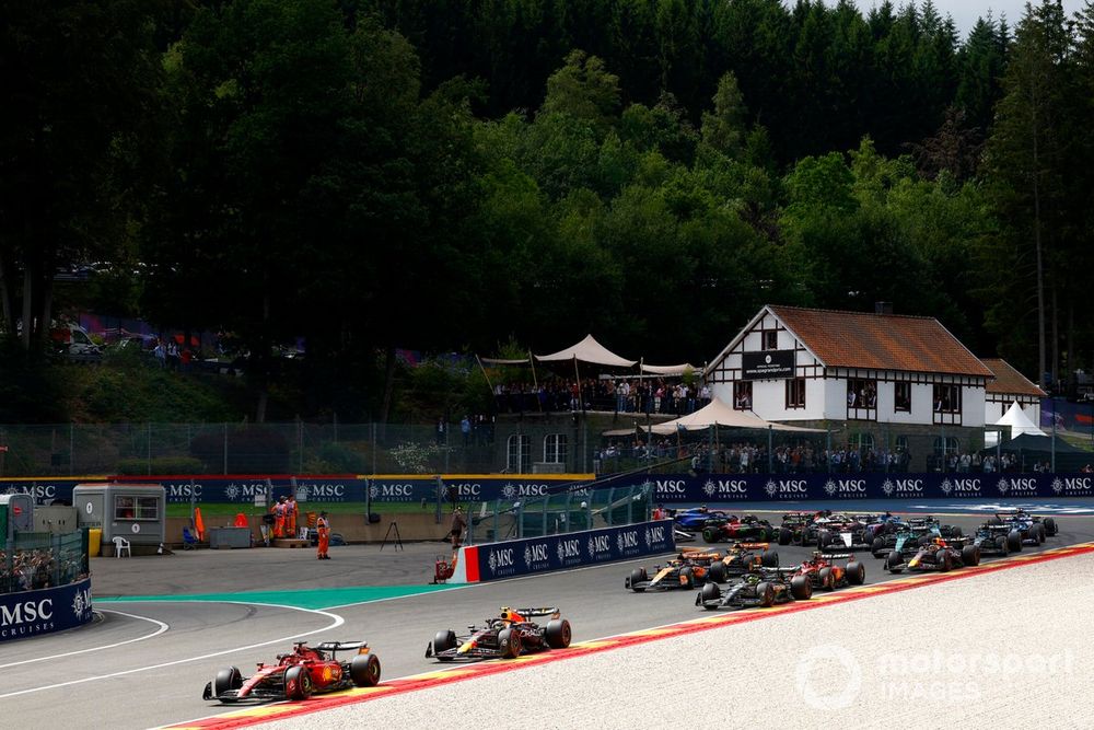 Charles Leclerc, Ferrari SF-23, Sergio Perez, Red Bull Racing RB19, Lewis Hamilton, Mercedes F1 W14, những người còn lại trong đoàn đua khi bắt đầu