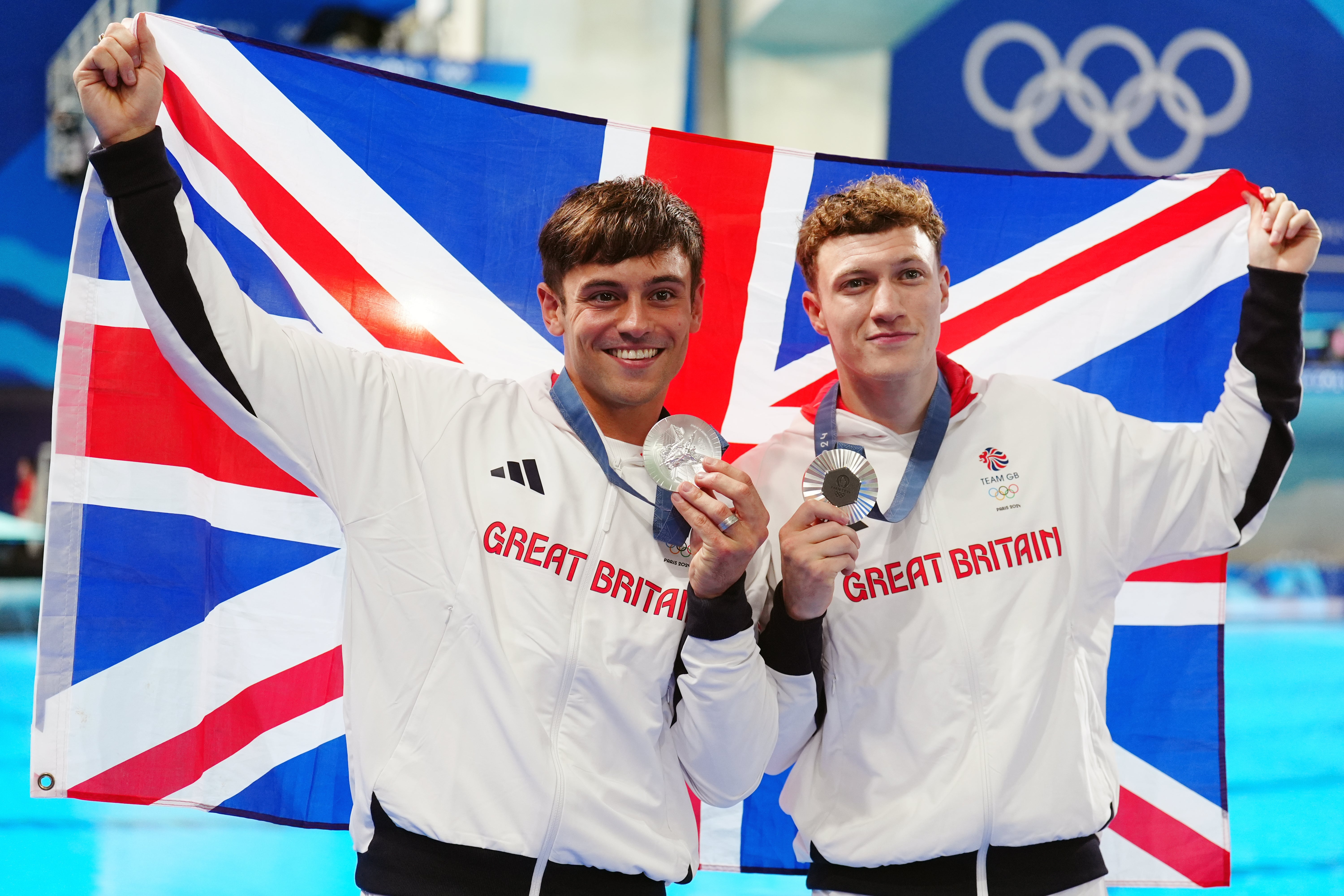 Tom Daley (trái) và Noah Williams dẫn đầu một chuyến lặn ấn tượng ở Paris (Mike Egerton/PA)