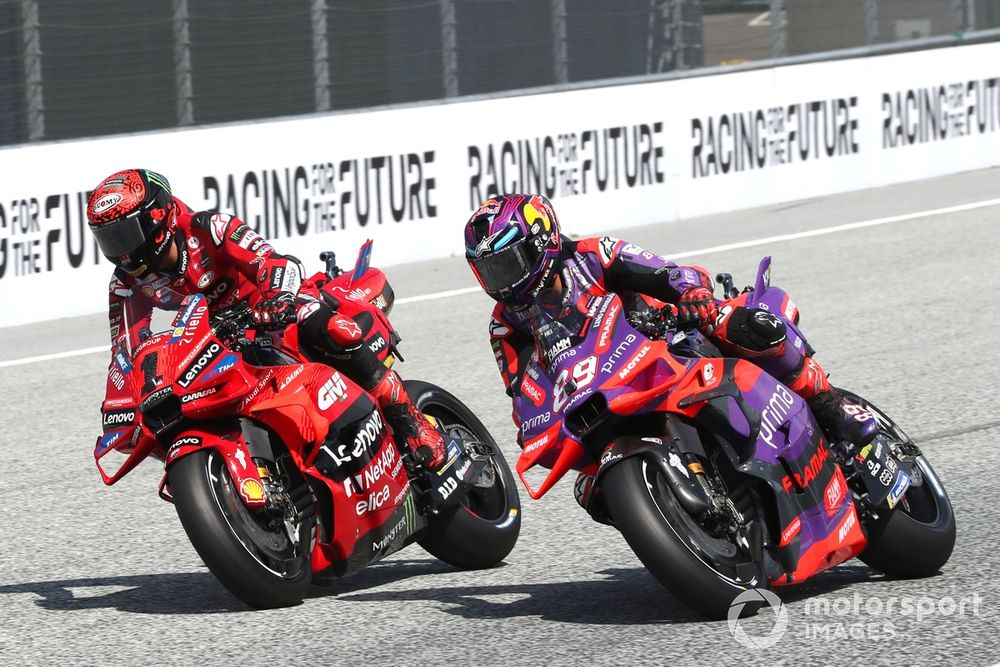Sau khi mất vị trí dẫn đầu vào tay Bagnaia, Martin đã có một chặng đua đơn độc lên vị trí thứ hai nhưng một trận chiến với Marquez sẽ thổi luồng sinh khí vào cuộc đua