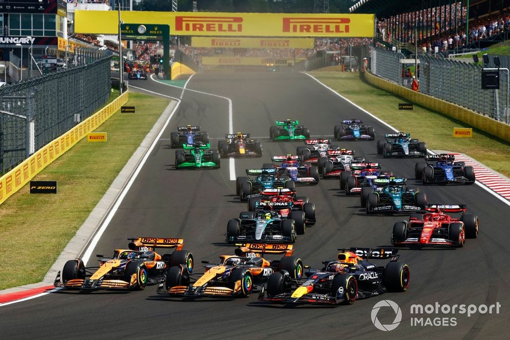 Lando Norris, McLaren MCL38, Oscar Piastri, McLaren MCL38, Max Verstappen, Red Bull Racing RB20, Lewis Hamilton, Mercedes F1 W15, Charles Leclerc, Ferrari SF-24, Carlos Sainz, Ferrari SF-24, những người còn lại trong đoàn đua khi bắt đầu