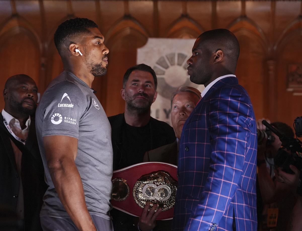 Anthony Joshua (trái) và Daniel Dubois đối đầu trong buổi họp báo tại Guildhall, London, thứ năm ngày 19 tháng 9 năm 2024. Trận tranh đai vô địch hạng nặng IBF giữa Anthony Joshua và Daniel Dubois sẽ diễn ra vào thứ bảy ngày 21 tháng 9.
