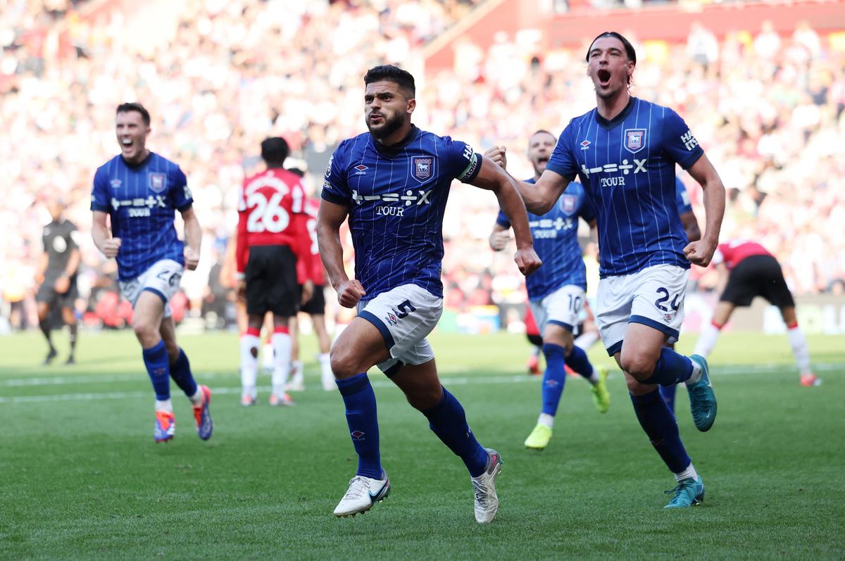 Sam Morsy của Ipswich Town ăn mừng khi ghi bàn gỡ hòa vào lưới Southampton.