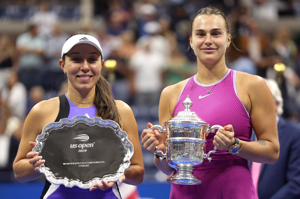 (Từ trái sang) Jessica Pegula của Hoa Kỳ và Aryna Sabalenka của Belarus tạo dáng chụp ảnh với các danh hiệu của họ sau trận Chung kết đơn nữ tại US Open 2024. Sabalenka vẫn giữ vị trí thứ hai trong khi Pegula leo ba bậc lên vị trí thứ ba.