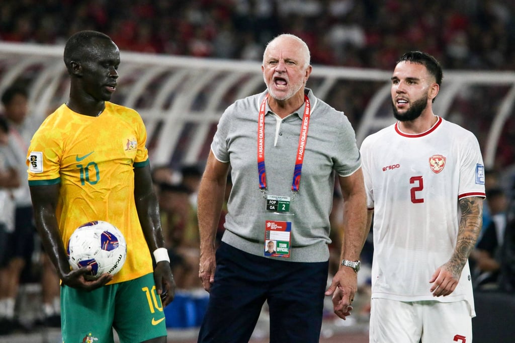 Graham Arnold (giữa) bỏ cuộc sau trận hòa không bàn thắng với Indonesia (trên) và trận thua 1-0 trên sân nhà trước Bahrain. Ảnh: AFP Graham Arnold (giữa) bỏ cuộc sau trận hòa không bàn thắng với Indonesia (trên) và trận thua 1-0 trên sân nhà trước Bahrain. Ảnh: AFP