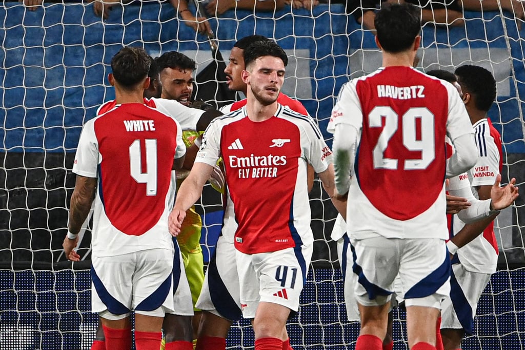 Các cầu thủ Arsenal chúc mừng thủ môn David Raya sau khi anh cản phá thành công quả phạt đền. Ảnh: AFP Các cầu thủ Arsenal chúc mừng thủ môn David Raya sau khi anh cản phá thành công quả phạt đền. Ảnh: AFP
