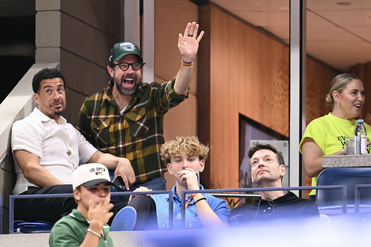 Diễn viên và nhà văn người Mỹ Jason Sudeikis (thứ 2 từ trái sang) vẫy tay khi anh tham dự trận đấu vòng 16 đơn nữ Giải quần vợt Mỹ mở rộng 2024 giữa Iga Swiatek của Ba Lan và Liudmila Samsonova của Nga.