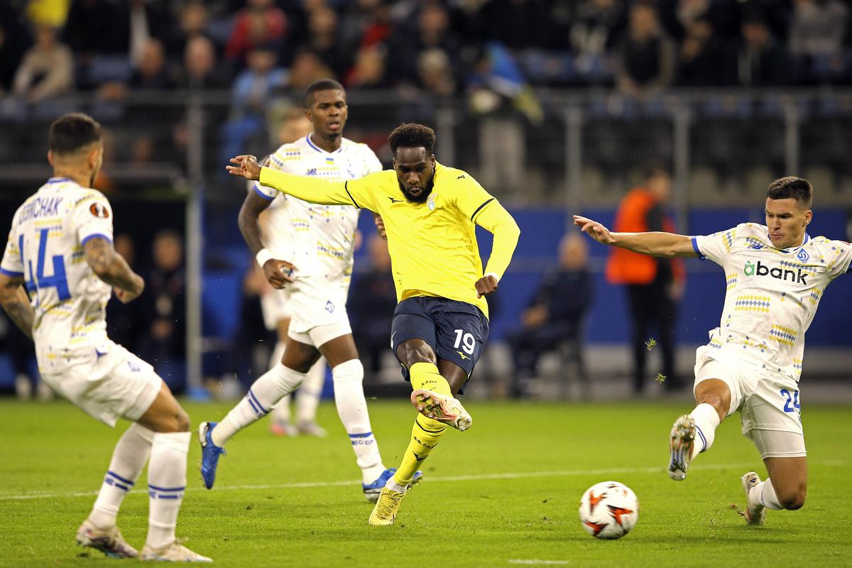 Boulaye Dia của Lazio, ở giữa, ghi bàn thắng vào lưới Oleksandr Tymchyk của Dynamo, bên phải, và Vladyslav Dubinchak trong trận đấu bóng đá Europa League, thứ Tư, ngày 25 tháng 9 năm 2004, tại Hamburg, Đức. (Claus Bergmann/dpa qua AP) Boulaye Dia của Lazio, ở giữa, ghi bàn thắng vào lưới Oleksandr Tymchyk của Dynamo, bên phải, và Vladyslav Dubinchak trong trận đấu bóng đá Europa League, thứ Tư, ngày 25 tháng 9 năm 2004, tại Hamburg, Đức. (Claus Bergmann/dpa qua AP)