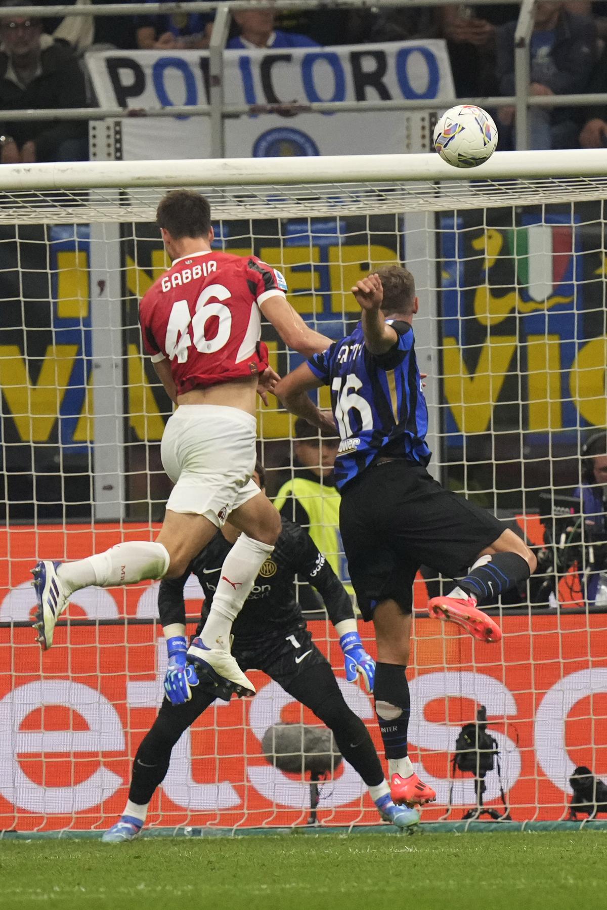 Matteo Gabbia (46) của AC Milan ghi bàn thắng thứ hai cho đội bóng của anh ấy vào lưới Inter Milan. Matteo Gabbia (46) của AC Milan ghi bàn thắng thứ hai cho đội bóng của anh ấy vào lưới Inter Milan.