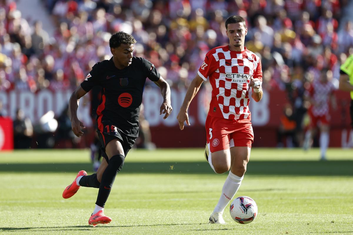 Tuổi trẻ vội vã: Barcelona thi đấu xuất sắc ở La Liga, với cầu thủ 17 tuổi Lamine Yamal (trái) là tâm điểm cho thành công của đội. Tuổi trẻ vội vã: Barcelona thi đấu xuất sắc ở La Liga, với cầu thủ 17 tuổi Lamine Yamal (trái) là tâm điểm cho thành công của đội.