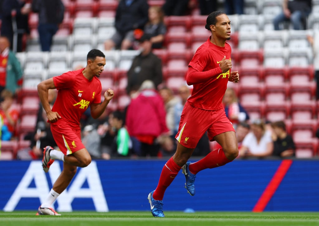 Bộ đôi phòng ngự của Liverpool Trent Alexander-Arnold (trái) và Virgil van Dijk đã tạo nên cú hích lớn cho các huấn luyện viên FPL. Ảnh: Reuters Bộ đôi phòng ngự của Liverpool Trent Alexander-Arnold (trái) và Virgil van Dijk đã tạo nên cú hích lớn cho các huấn luyện viên FPL. Ảnh: Reuters