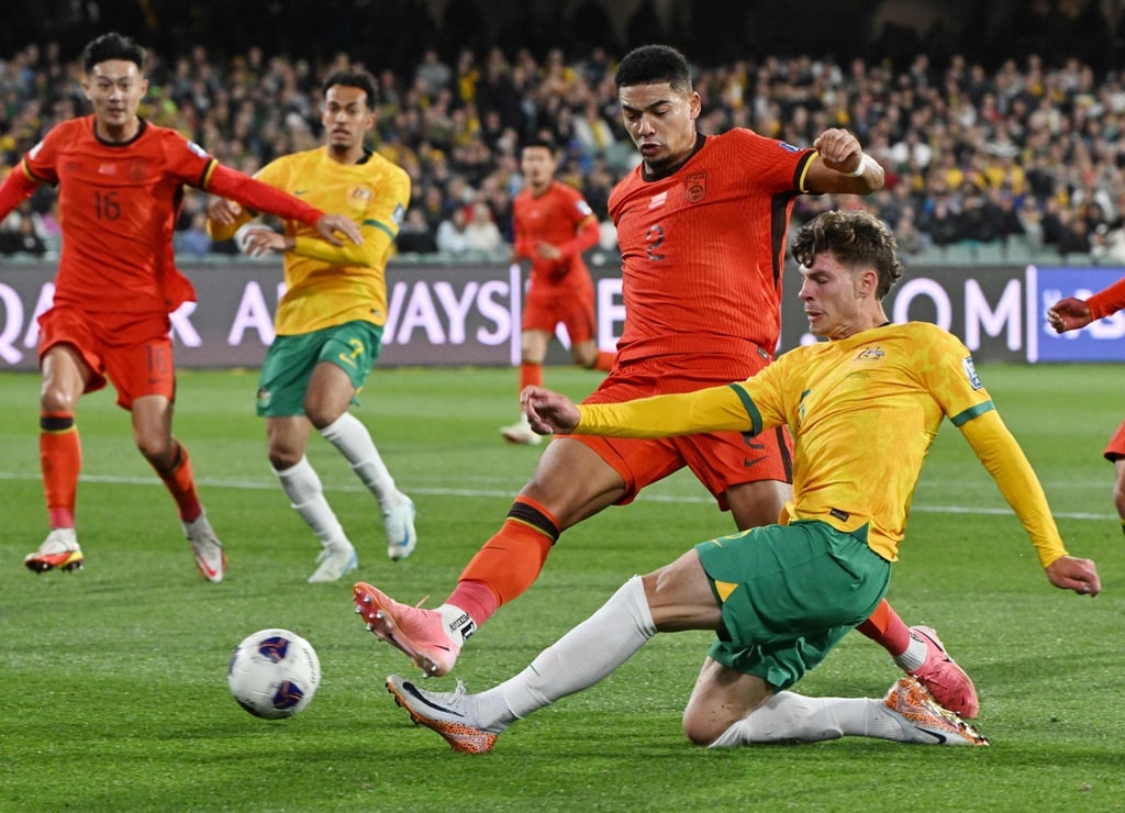 Jordan Bos của Australia chuyền bóng qua Jiang Guantai trong trận đấu tháng này ở Adelaide. Ảnh: AFP Jordan Bos của Australia chuyền bóng qua Jiang Guantai trong trận đấu tháng này ở Adelaide. Ảnh: AFP