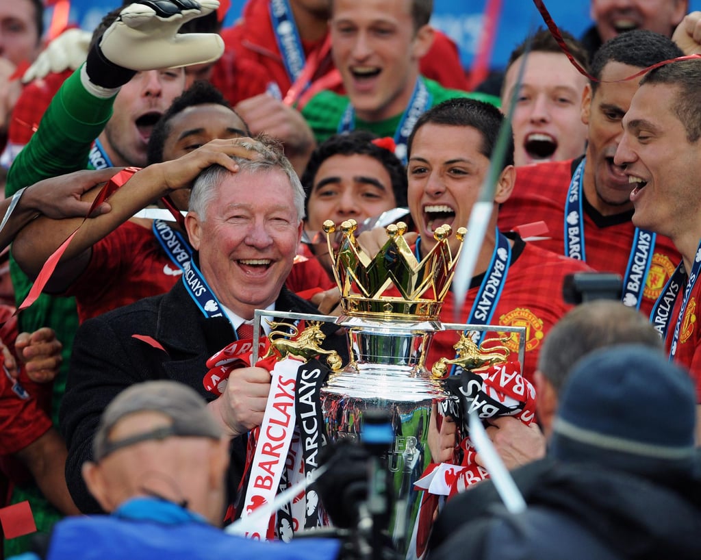 Alex Ferguson với chiếc cúp vô địch Premier League tại Old Trafford vào cuối mùa giải 2012-13. Ảnh: EPA