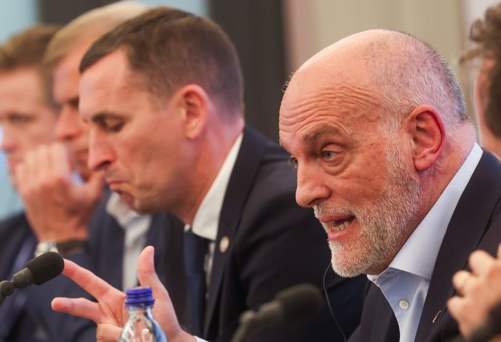 Chủ tịch Fifpro Châu Âu David Terrier và chủ tịch La Liga Tây Ban Nha Javier Tebas tại cuộc họp báo ở Brussels. Ảnh: EPA-EFE Chủ tịch Fifpro Châu Âu David Terrier và chủ tịch La Liga Tây Ban Nha Javier Tebas tại cuộc họp báo ở Brussels. Ảnh: EPA-EFE