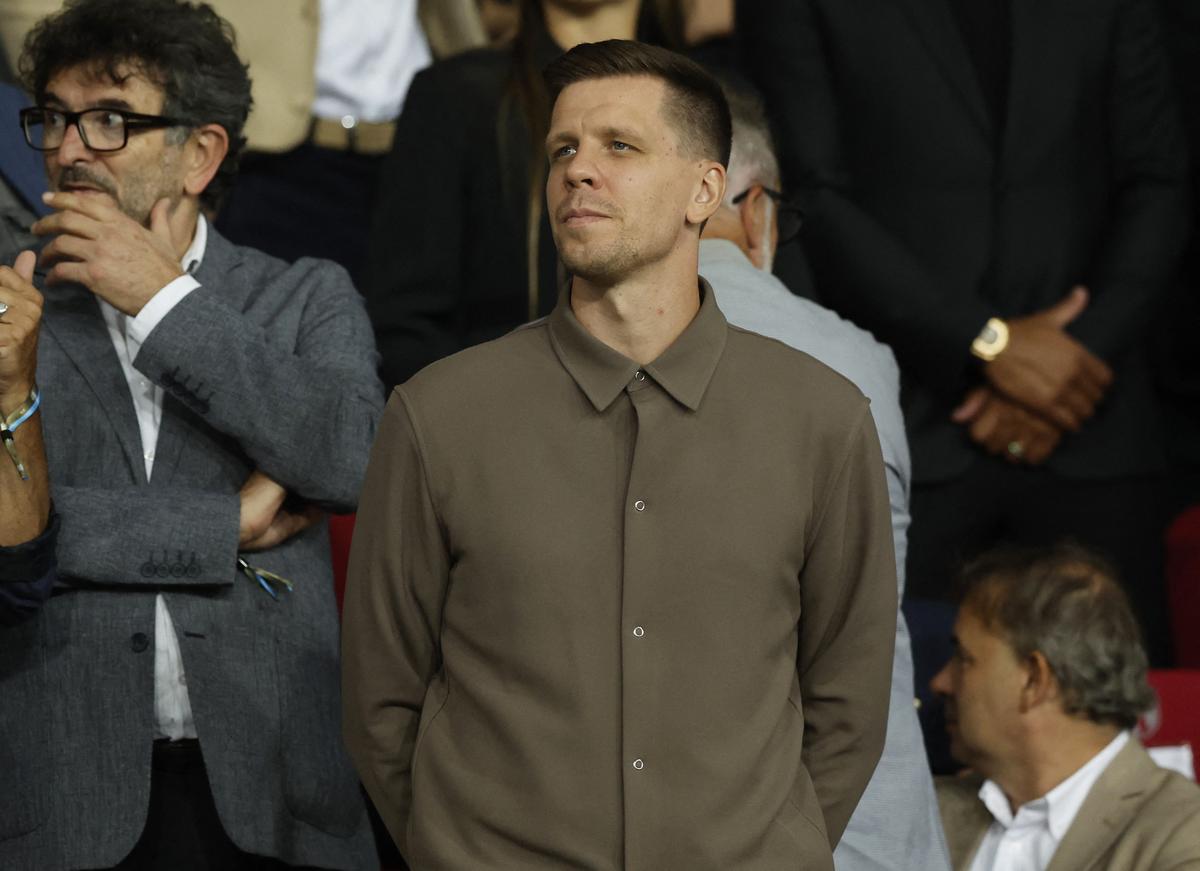 Wojciech Szczesny được nhìn thấy bên trong sân vận động trước trận đấu Champions League của Barcelona với BSC Young Boys.