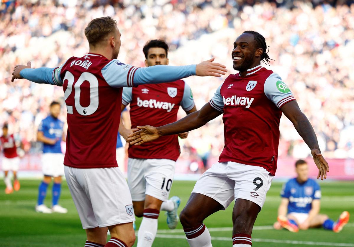 Michail Antonio của West Ham United ăn mừng khi ghi bàn thắng đầu tiên.