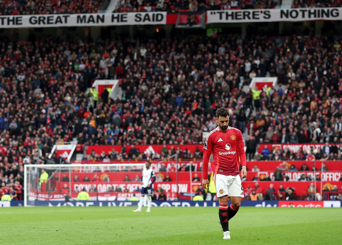 Bruno Fernandes của Manchester United phản ứng khi rời sân sau khi nhận thẻ đỏ trong trận đấu Premier League giữa Manchester United FC và Tottenham Hotspur FC tại Old Trafford. Bruno Fernandes của Manchester United phản ứng khi rời sân sau khi nhận thẻ đỏ trong trận đấu Premier League giữa Manchester United FC và Tottenham Hotspur FC tại Old Trafford.