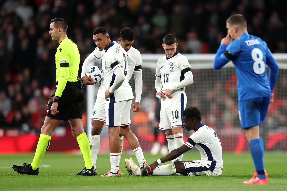 Bukayo Saka dính chấn thương trong trận đấu Nations League 2024-25 giữa Anh và Hy Lạp. Bukayo Saka dính chấn thương trong trận đấu Nations League 2024-25 giữa Anh và Hy Lạp.