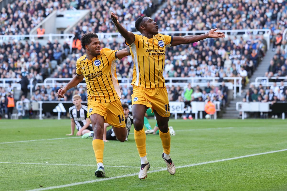 Danny Welbeck của Brighton & Hove Albion ăn mừng khi ghi bàn thắng đầu tiên cho đội của anh ấy vào lưới Newcastle United.
