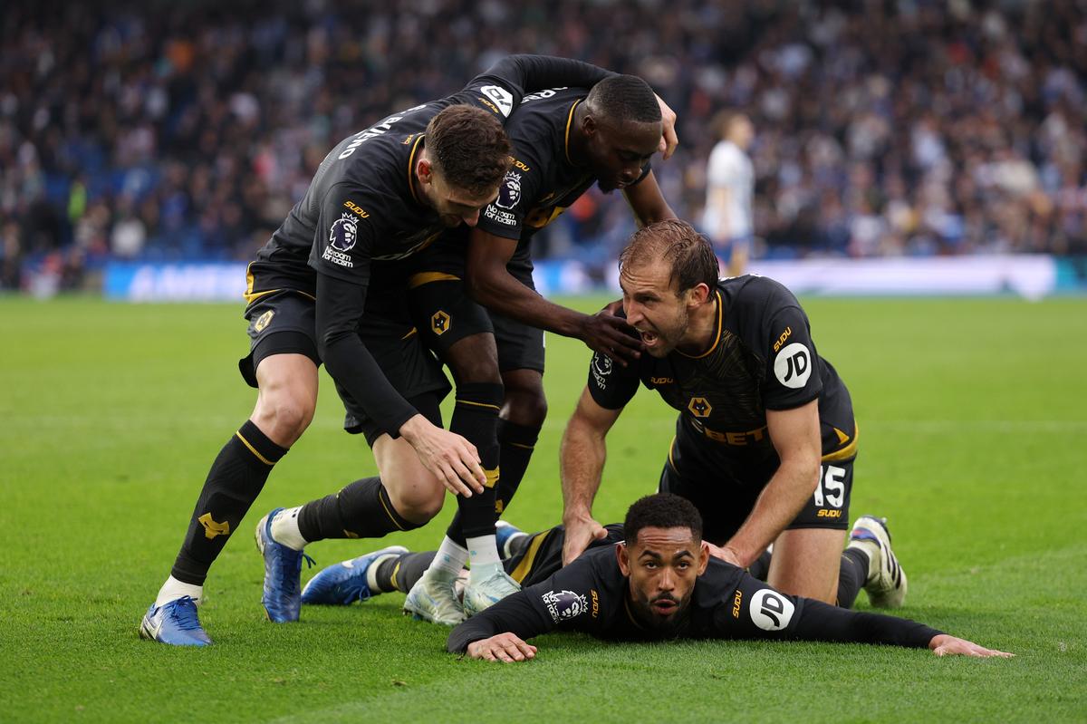 Matheus Cunha của Wolverhampton Wanderers ăn mừng cùng các đồng đội sau khi ghi bàn thắng thứ hai cho đội của anh ấy trong trận đấu ở Premier League với Brighton & Hove Albion. Matheus Cunha của Wolverhampton Wanderers ăn mừng cùng các đồng đội sau khi ghi bàn thắng thứ hai cho đội của anh ấy trong trận đấu ở Premier League với Brighton & Hove Albion.