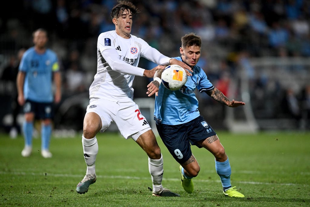 Dani Almazan (trái) cố gắng ngăn chặn một cuộc tấn công của Sydney trong trận mở màn ACL 2 của Eastern. Ảnh: EPA-EFE Dani Almazan (trái) cố gắng ngăn chặn một cuộc tấn công của Sydney trong trận mở màn ACL 2 của Eastern. Ảnh: EPA-EFE