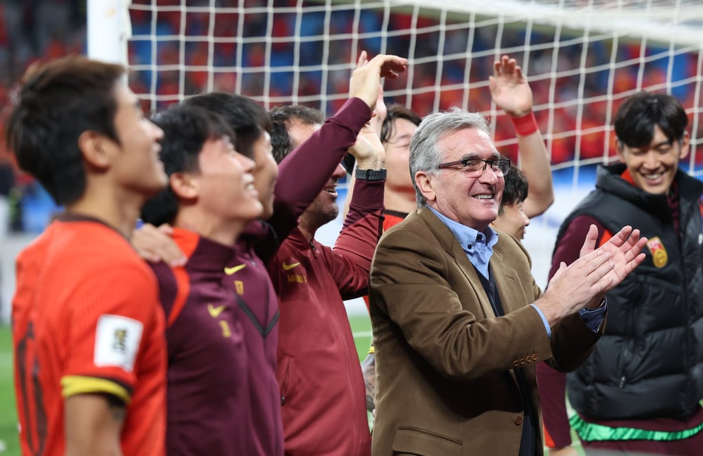 Branko Ivankovic (phía trước bên phải) ăn mừng cùng đội tuyển Trung Quốc sau khi đánh bại Indonesia 2-1. Ảnh: Tân Hoa Xã Branko Ivankovic (phía trước bên phải) ăn mừng cùng đội tuyển Trung Quốc sau khi đánh bại Indonesia 2-1. Ảnh: Tân Hoa Xã