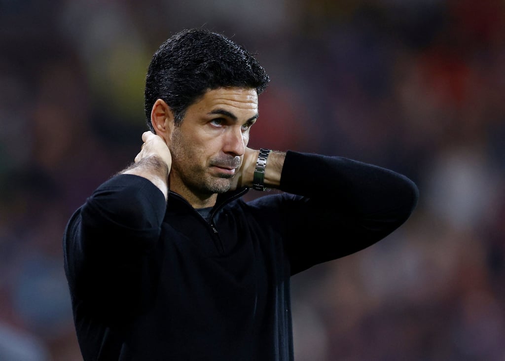 Huấn luyện viên Mikel Arteta của Arsenal theo dõi đội bóng của ông chịu thất bại bất ngờ 0-2 trước Bournemouth vào thứ Bảy. Ảnh: Reuters