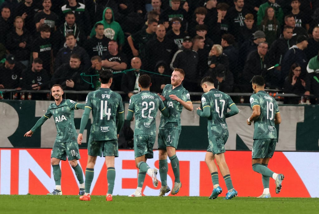 Các cầu thủ Tottenham trông khá vui vẻ khi được ra sân vào thứ Năm sau pha lập công của Brennan Johnson. Ảnh: Reuters Các cầu thủ Tottenham trông khá vui vẻ khi được ra sân vào thứ Năm sau pha lập công của Brennan Johnson. Ảnh: Reuters