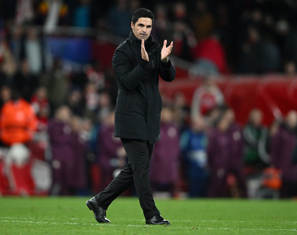 HLV Mikel Arteta của Arsenal chào người hâm mộ sau chiến thắng trước PSG tại UEFA Champions League. Ảnh: EPA