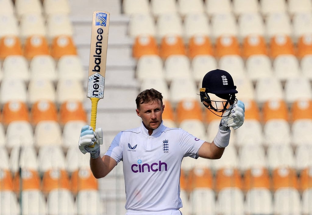 Joe Root của Anh ăn mừng sau khi đạt đến thế kỷ của mình trong trận đấu Thử nghiệm với Pakistan. Ảnh: Reuters Joe Root của Anh ăn mừng sau khi đạt đến thế kỷ của mình trong trận đấu Thử nghiệm với Pakistan. Ảnh: Reuters