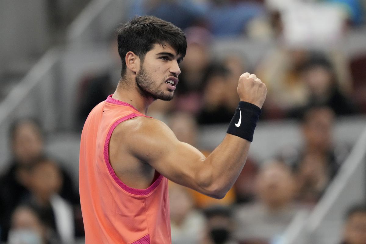 Carlos Alcaraz của Tây Ban Nha ăn mừng sau khi đánh bại Medvedev trong trận bán kết đơn nam Trung Quốc mở rộng ở Bắc Kinh.