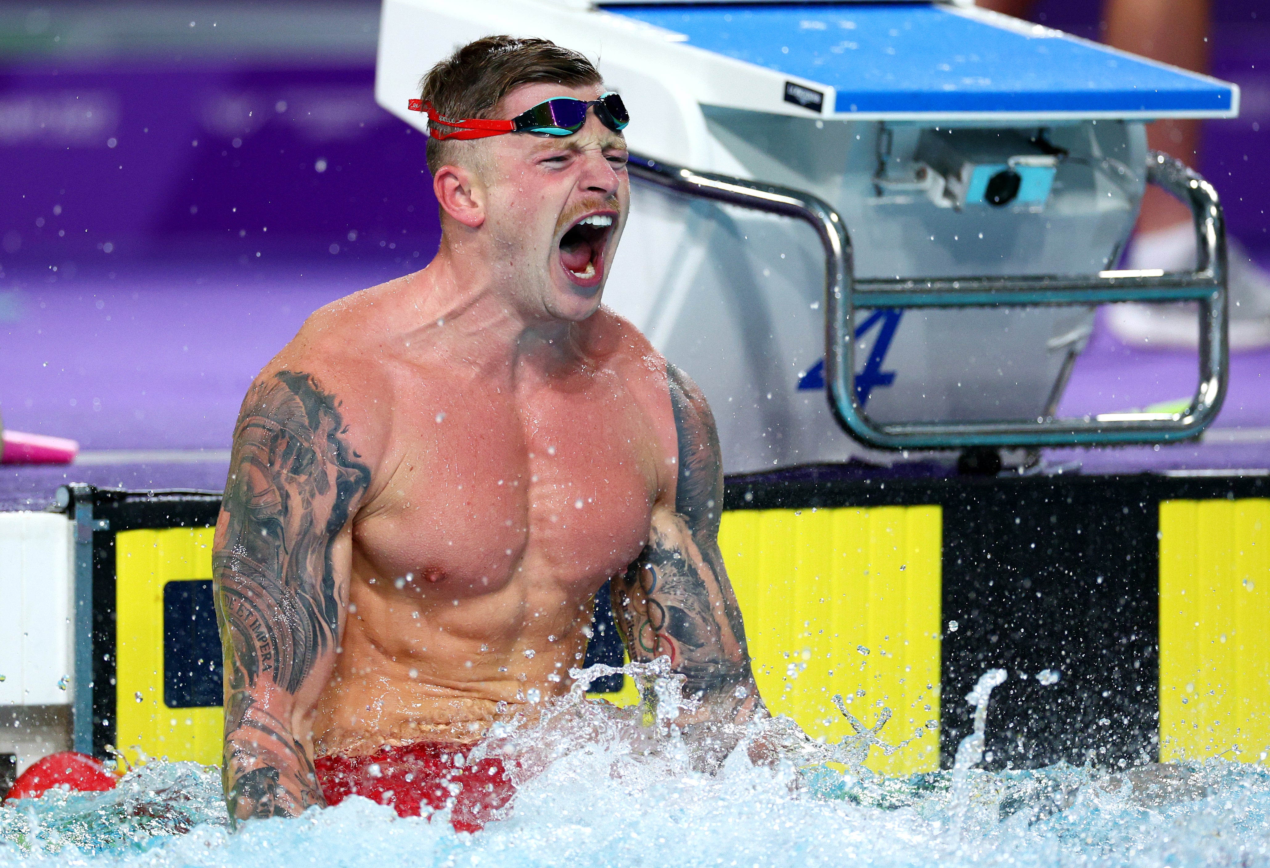 Adam Peaty chụp ảnh tại Đại hội thể thao Khối thịnh vượng chung 2022 ở Birmingham