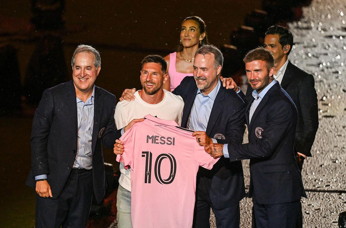 TOPSHOT - Ngôi sao bóng đá người Argentina Lionel Messi (thứ 2 từ trái) được chủ sở hữu (từ bên phải) của Inter Miami CF David Beckham, Jose R. Mas và Jorge Mas giới thiệu là cầu thủ mới nhất của Major League Soccer's Inter Miami CF, tại Sân vận động DRV PNK ở Fort Lauderdale, Florida, vào ngày 16 tháng 7 năm 2023. (Ảnh của GIORGIO VIERA / AFP) TOPSHOT - Ngôi sao bóng đá người Argentina Lionel Messi (thứ 2 từ trái) được chủ sở hữu (từ bên phải) của Inter Miami CF David Beckham, Jose R. Mas và Jorge Mas giới thiệu là cầu thủ mới nhất của Major League Soccer's Inter Miami CF, tại Sân vận động DRV PNK ở Fort Lauderdale, Florida, vào ngày 16 tháng 7 năm 2023. (Ảnh của GIORGIO VIERA / AFP)